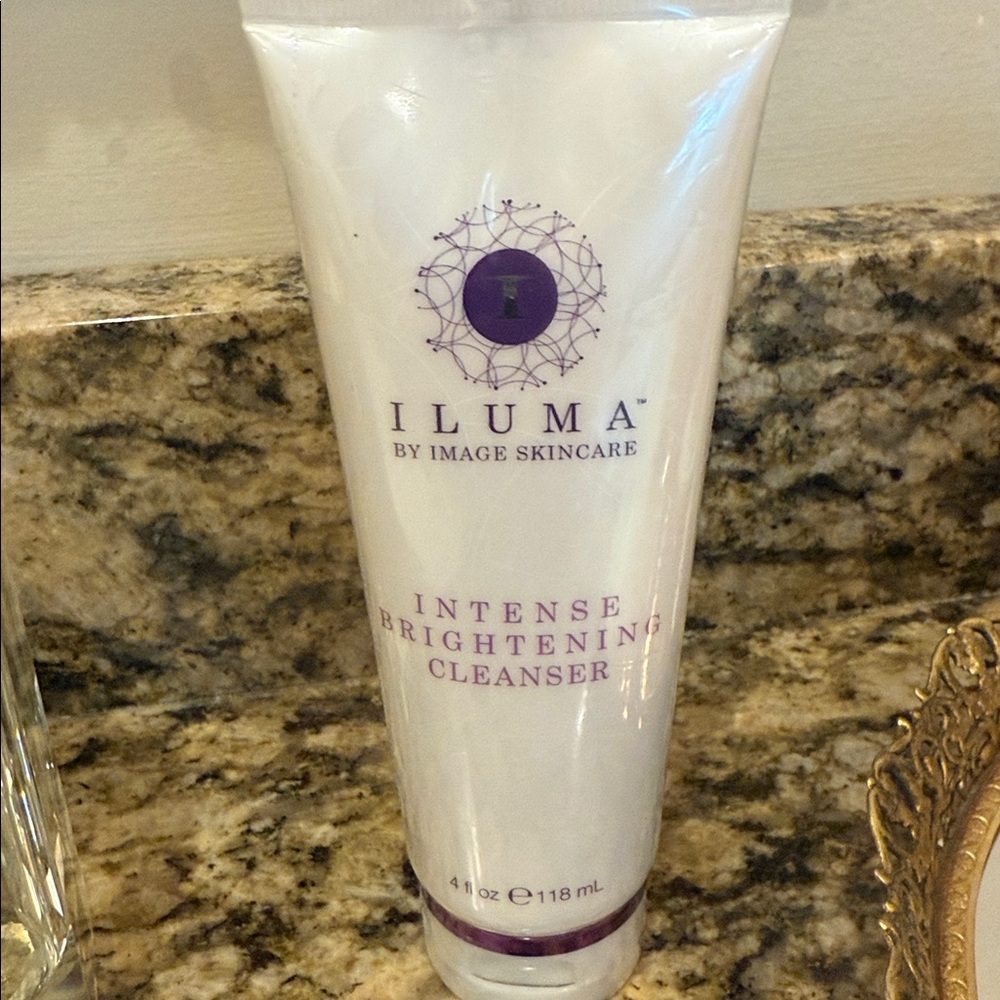 Image Iluma Brightening Exfoliating Cleanser 4 oz